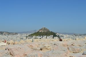 Depuis l'acropole on peut aussi aussi voir le temple de Zeus et la mont Lycabette, et une grande partie de la ville moderne.