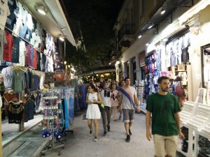 Les vendeurs des souvenirs du Qartier Plaka à Athènes